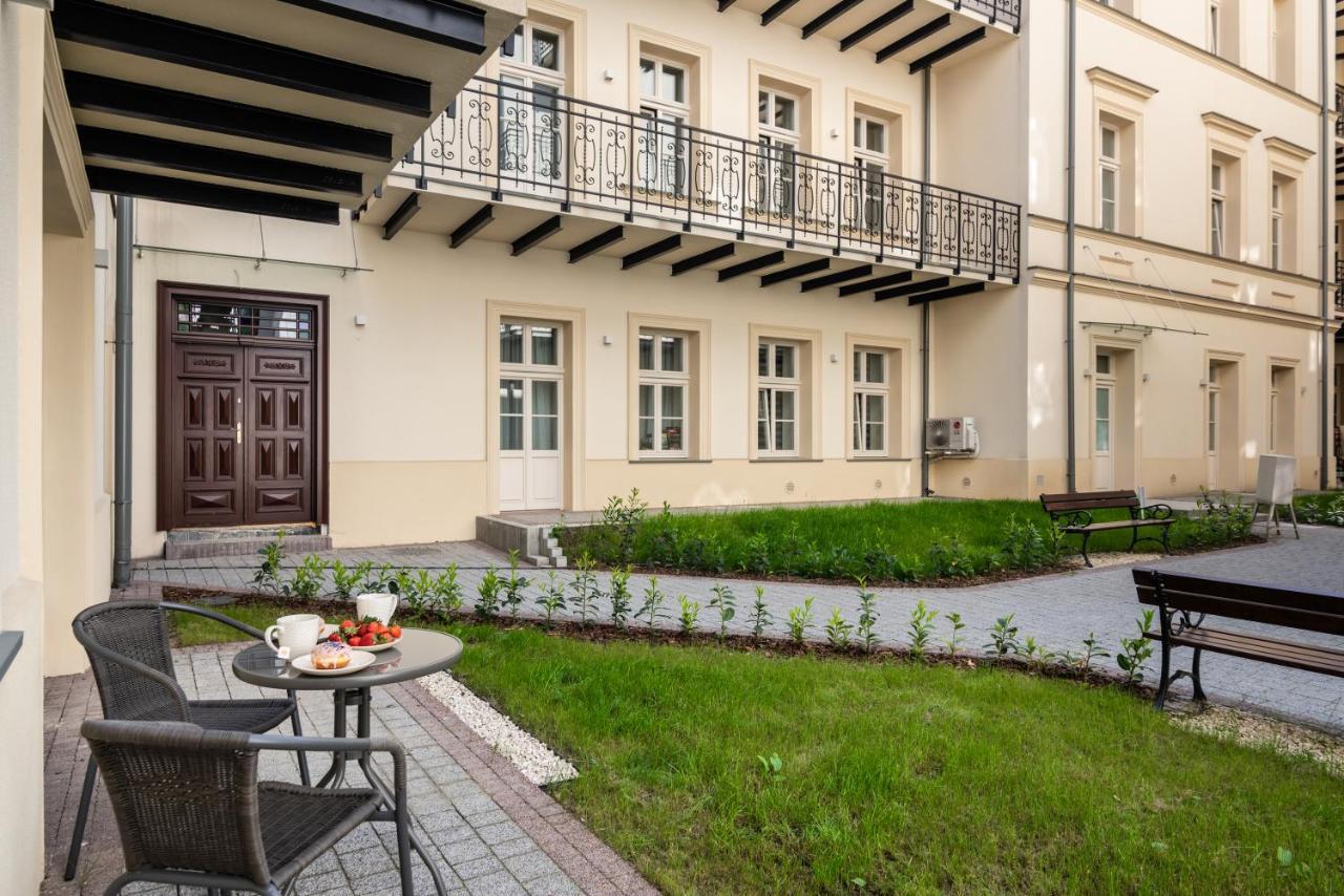 Atrium - Old Town Luxury Apartments - By Upstairs Краков Экстерьер фото