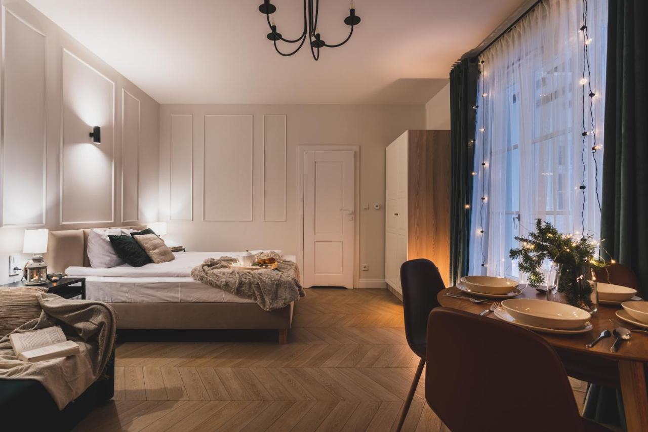 Atrium - Old Town Luxury Apartments - By Upstairs Краков Экстерьер фото